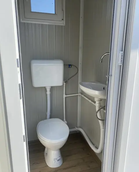 Deluxe flushing unit